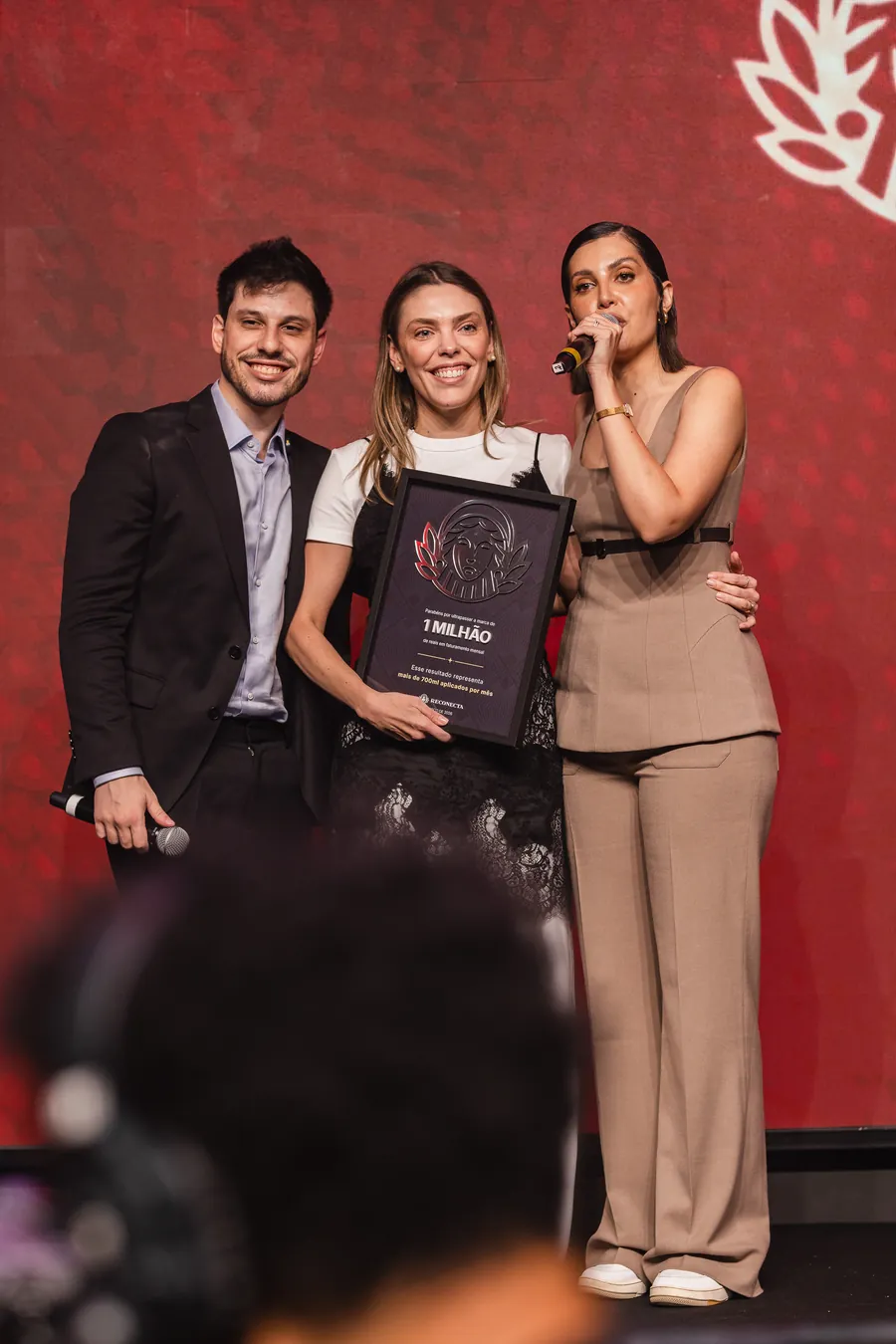 Entrega da placa de 1 milhão no palco do evento da Reconecta